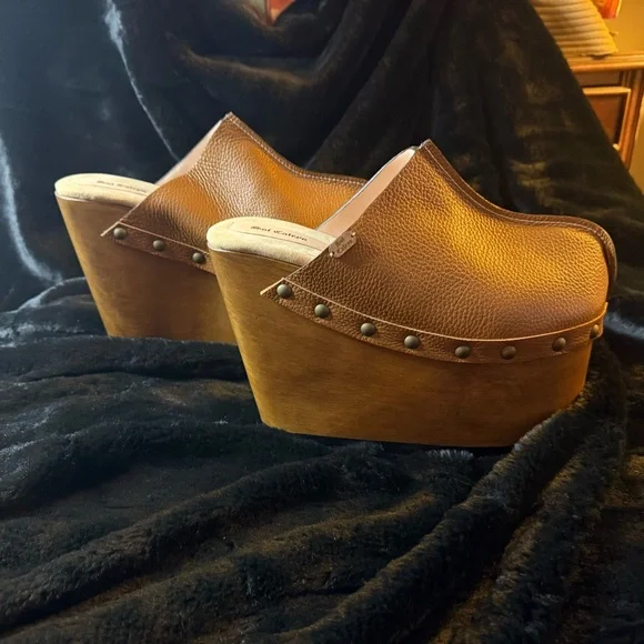 LEATHER CLOGS